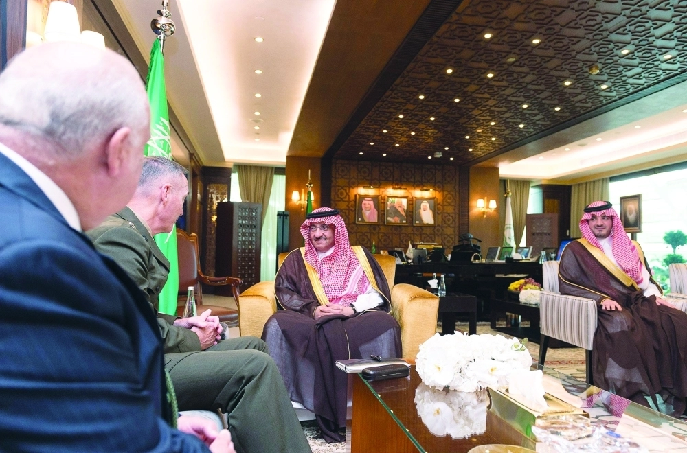 الأمير محمد بن نايف لدى لقائه بجوزيف دانفورد (واس) 