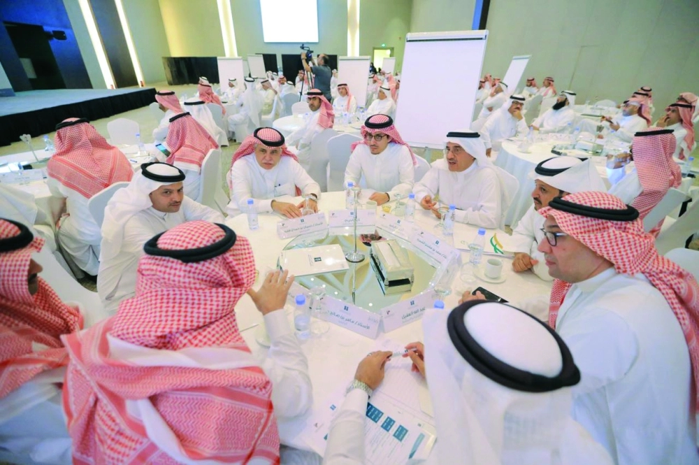 القصبي أثناء جلوسه على إحدى الطاولات المستديرة (مكة)