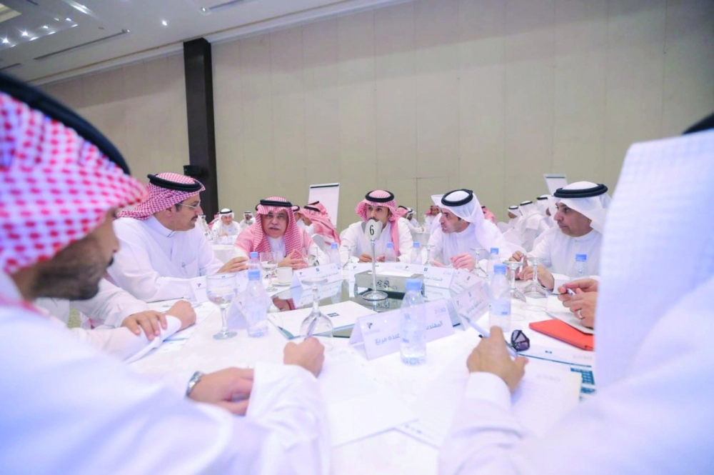 القصبي يستمع لمسؤولي الغرف                                                             (مكة) 