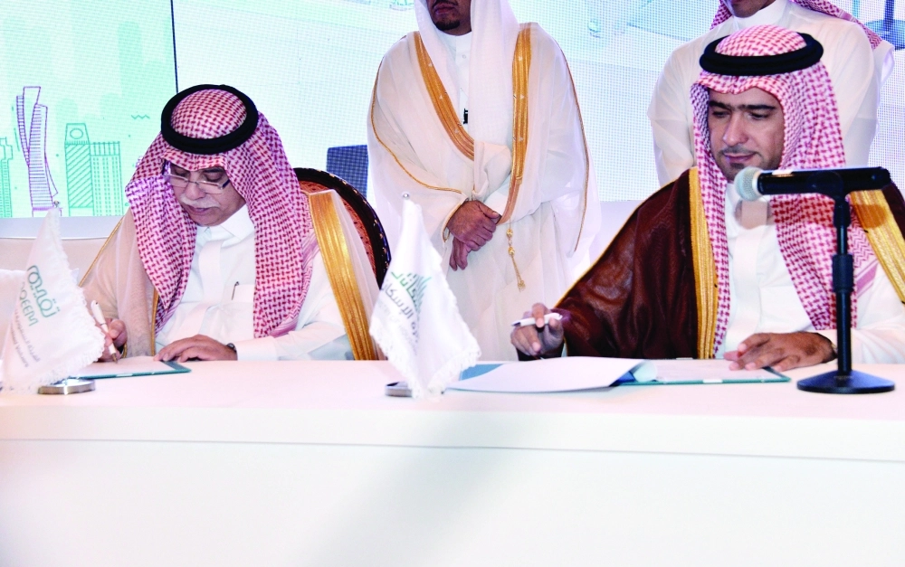 القصبي والحقيل أثناء التوقيع على إحدى الاتفاقيات                    (مكة)