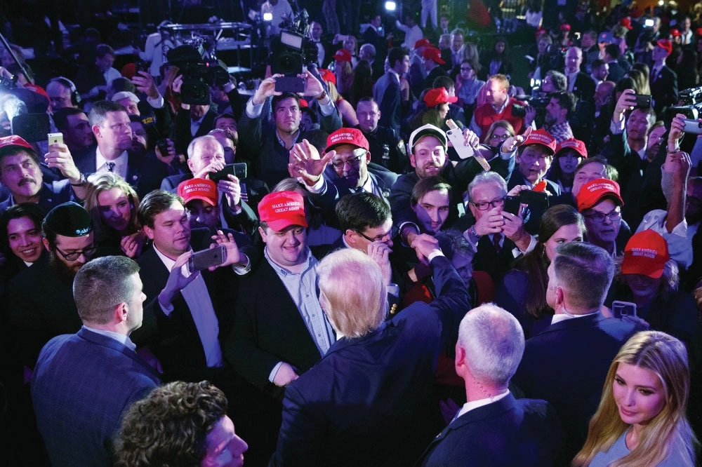 ترامب يحيي أنصاره بعد فوزه في الانتخابات الأمريكية      ( أب ) 