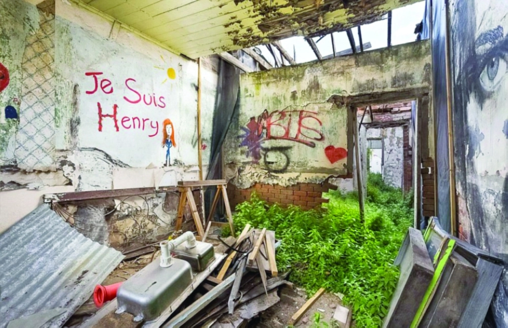 المنزل متهالك من الداخل  