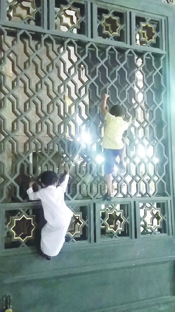 الأطفال يتسلقون أبواب الحرم             (مكة)