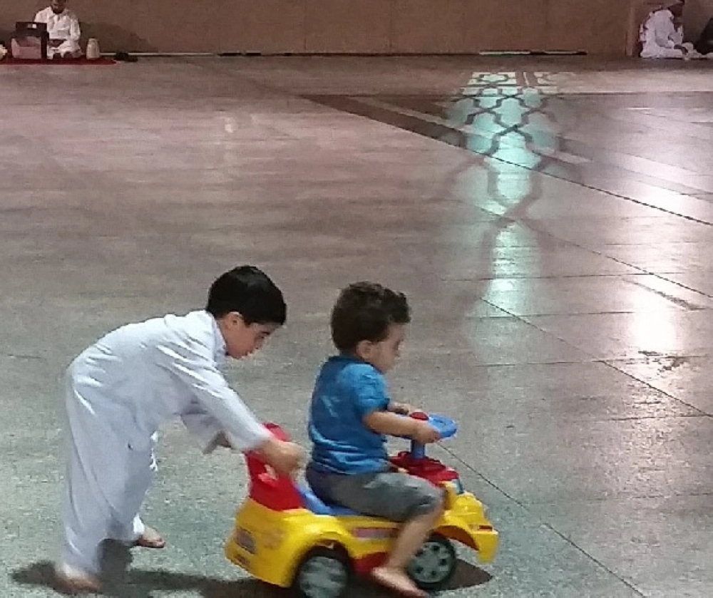 لعب في الساحات                   (مكة)