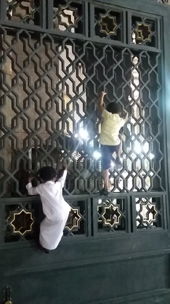 الأطفال يتسلقون أبواب الحرم             (مكة)