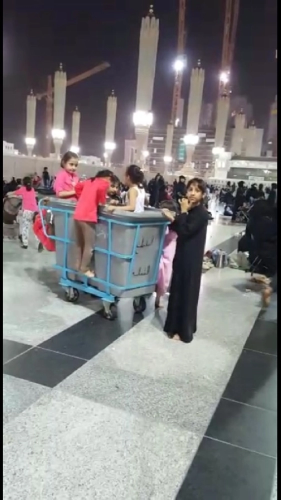 الأطفال يلعبون بإحدى العربات               (مكة)