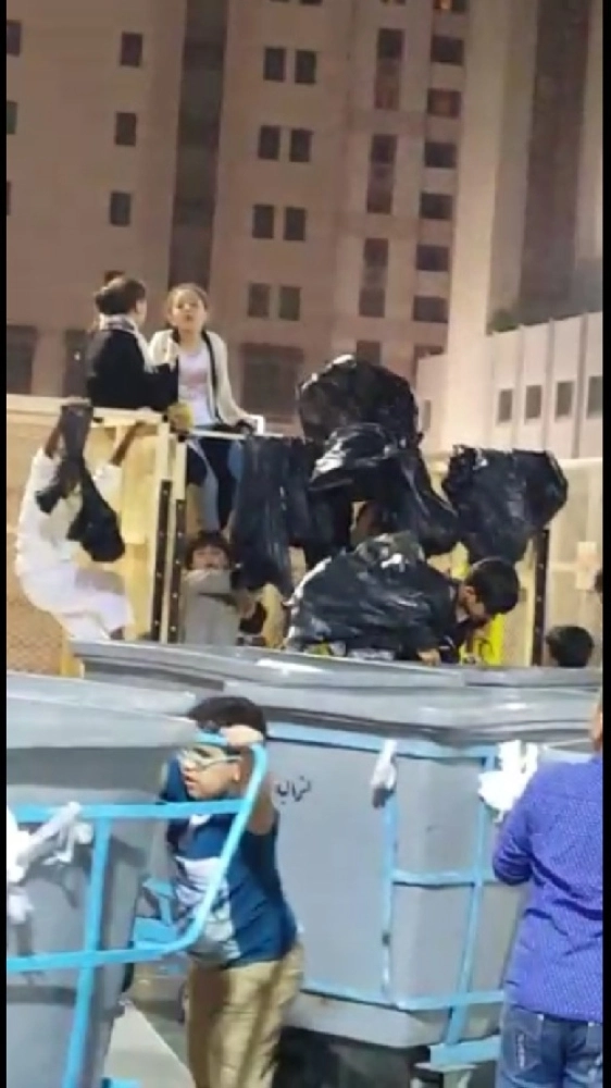 الأطفال يلعبون بالعربات               (مكة)