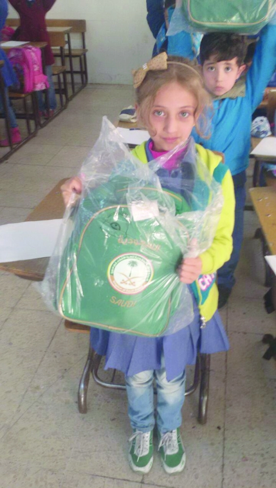 طالبة سورية تتلقى مساعدات سعودية بعمان   (واس)