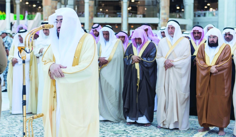 من صلاة الاستسقاء في الحرم المكي أمس                                                                (مكة)