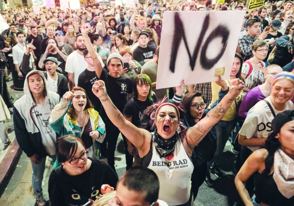 متظاهرون يحتجون على فوز ترامب في لوس أنجليس أمس (أ ف ب)