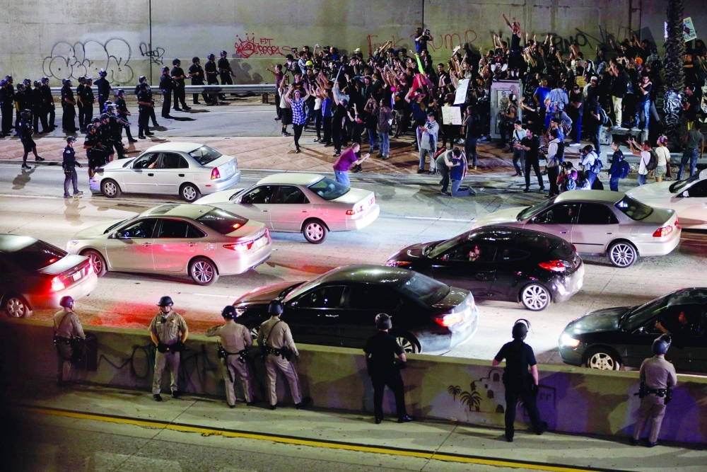 متظاهرون يحتجون على فوز ترامب في لوس أنجلوس أمس                                                                                      (رويترز)