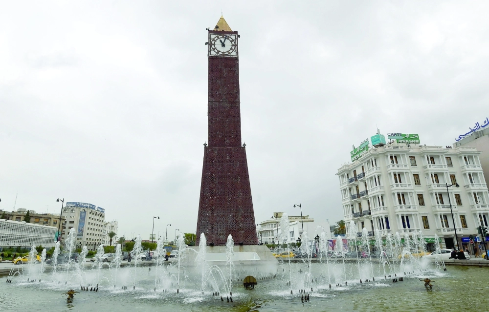 الساعة العملاقة التي وقف عليها الرجل ( أ ف ب)