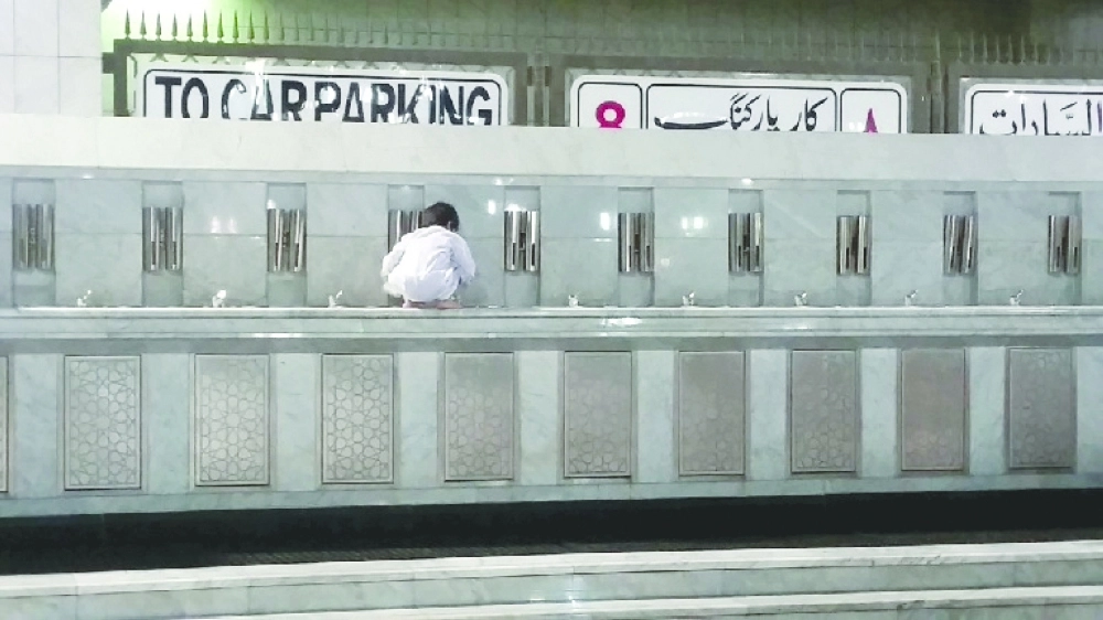     طفل يلهو بمياه زمزم في ساحات المسجد النبوي (مكة)