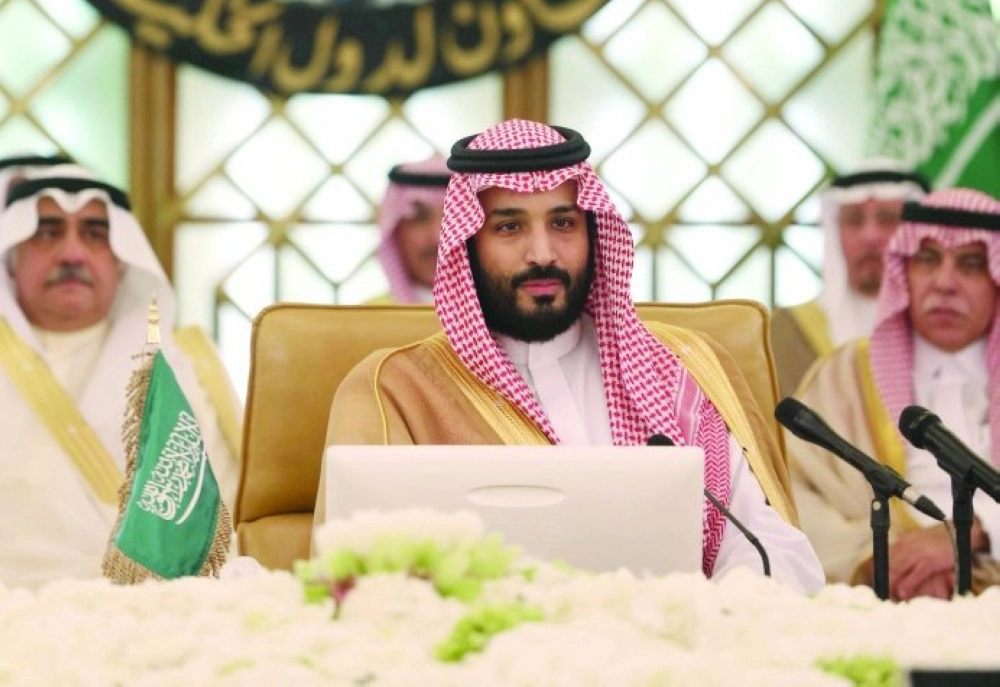 الأمير محمد بن سلمان خلال الاجتماع الأول للهيئة في الرياض أمس (زياد الرزيزاء)