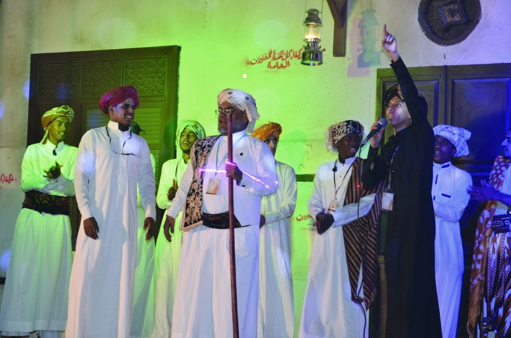 مكيون يؤدون رقصة شعبية 