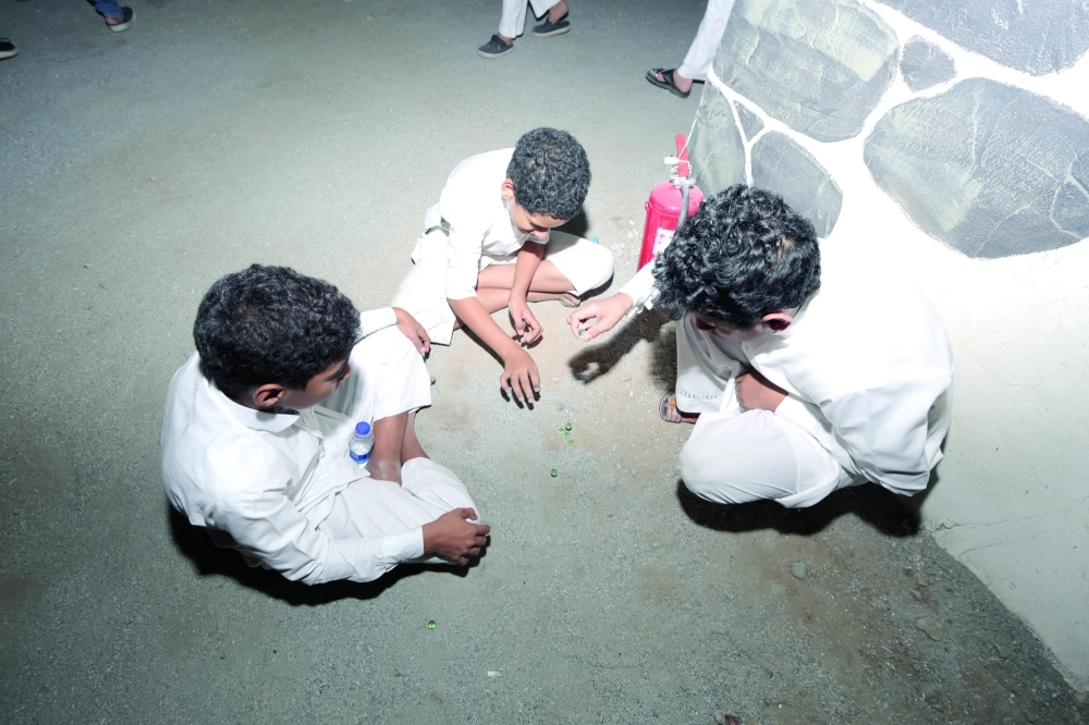 أطفال يلعبون إحدى الألعاب الشعبية