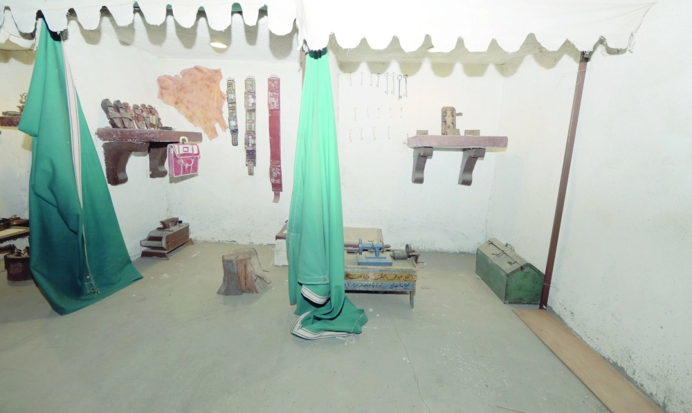 أدوات قديمة مصنوعة من الجلود 