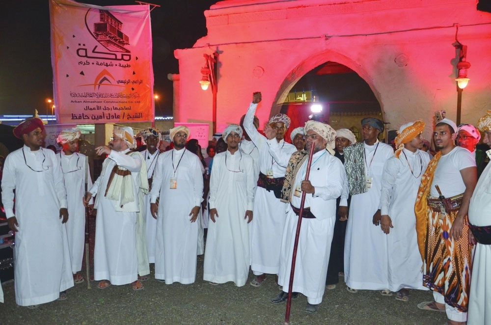 زوار ومنظمون يحتفلون بافتتاح الحارة المكية                                                                                 (عبدالمحسن دومان)