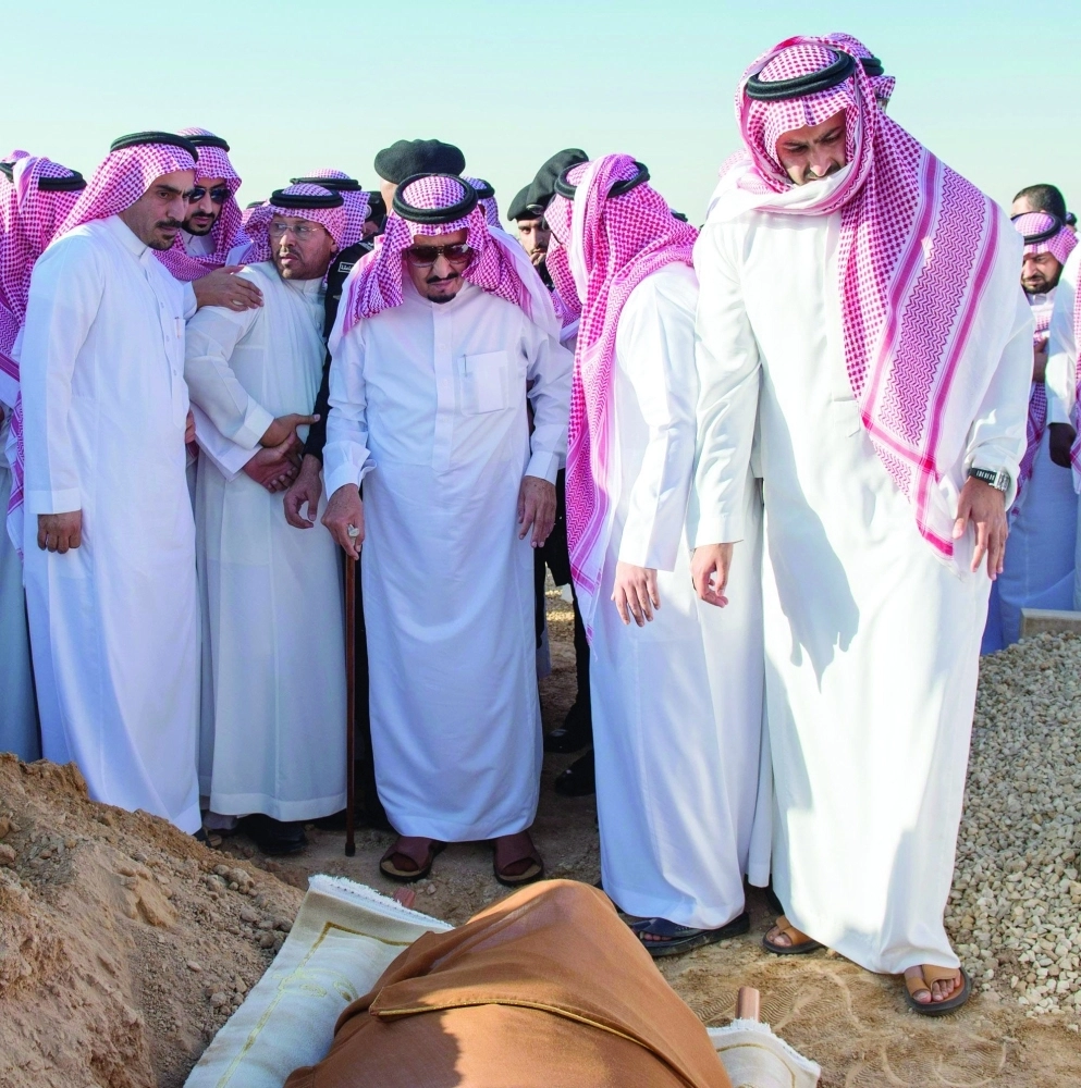 الملك سلمان لدى مشاركته بدفن الفقيد في مقبرة العود