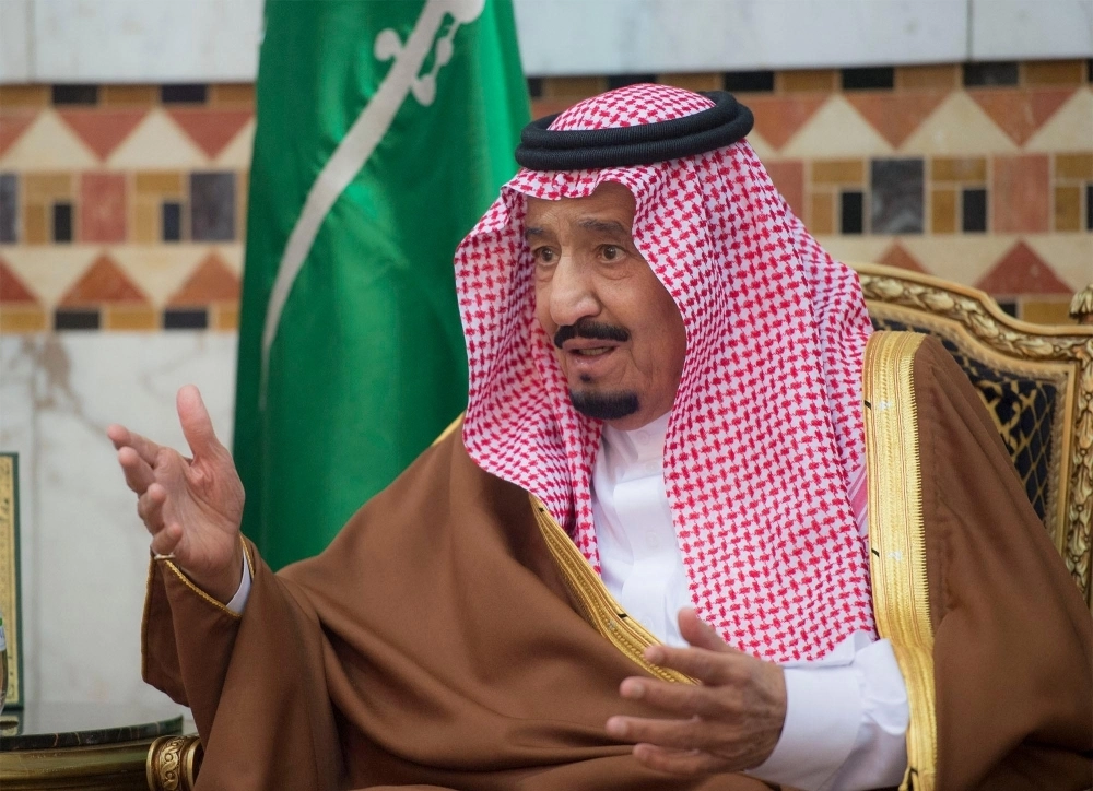 خادم الحرمين متحدثاً خلال استقباله المعزين (واس)