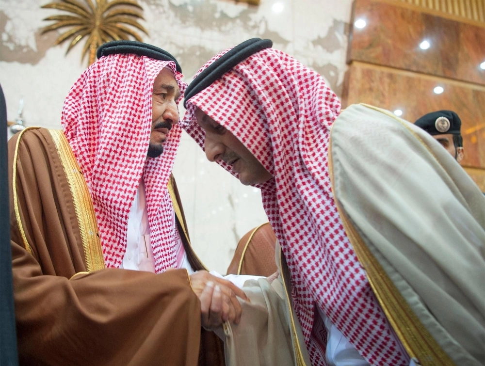 الملك سلمان بن عبدالعزيز مستقبلاً المعزين                  (واس)