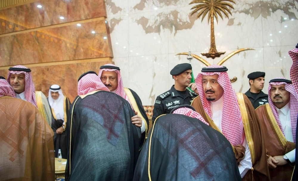 خادم الحرمين مستقبلاً المعزين (واس) 