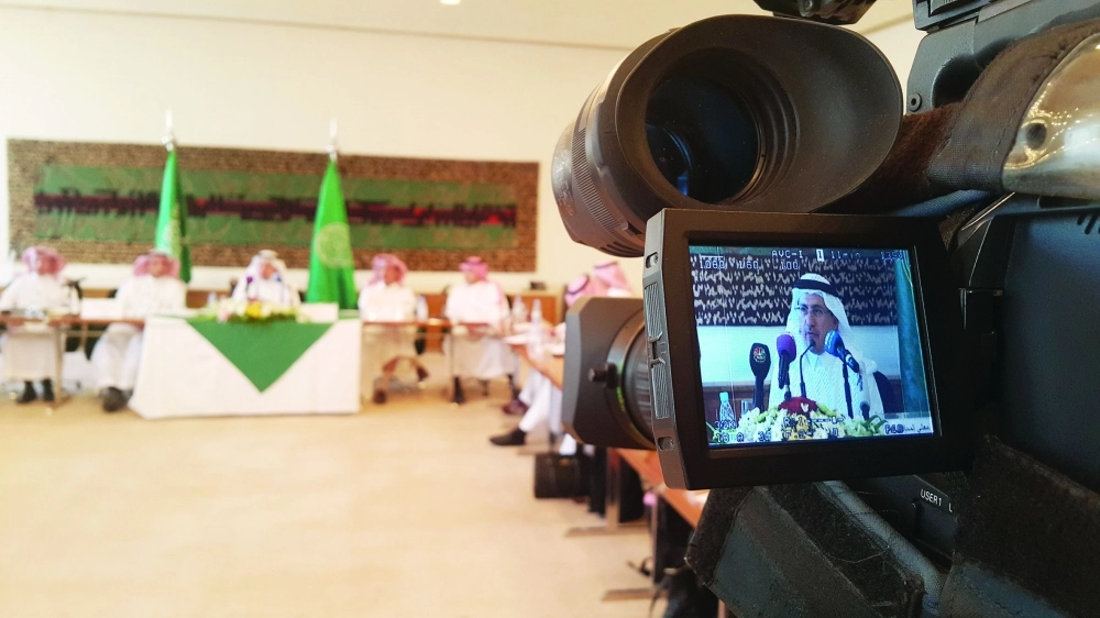 محافظ ساما وقياديو المؤسسة خلال المؤتمر الصحفي في الرياض أمس                             (مكة)