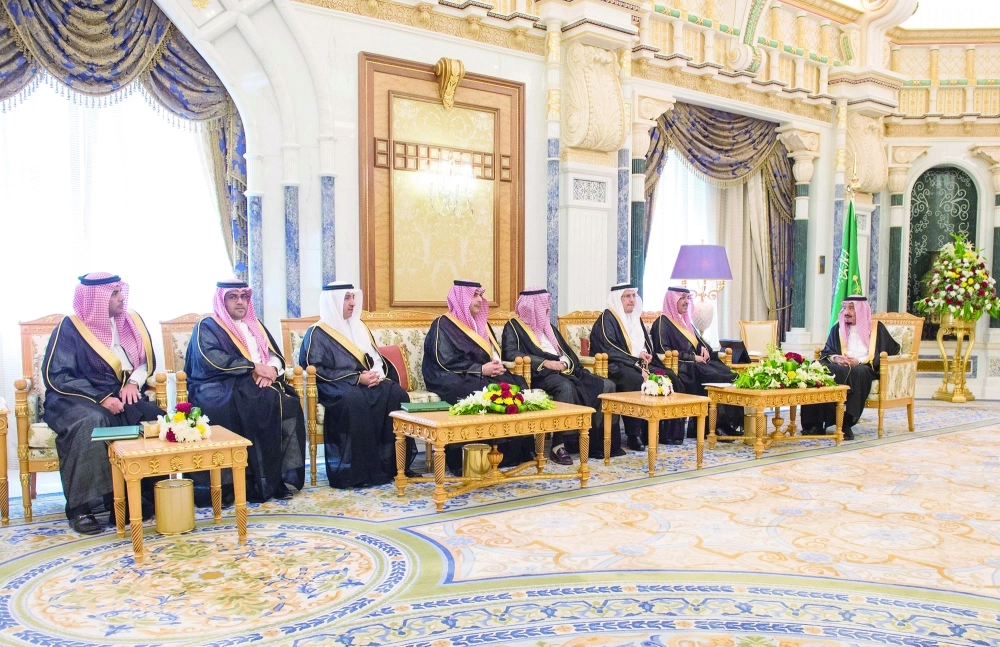 الملك سلمان لدى استقباله محمد الجدعان وأحمد الخليفي ووكلاء محافظ النقد في مكتبه بقصر اليمامة أمس                                                                                             (واس)