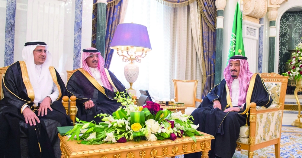 الملك سلمان لدى استقباله محمد الجدعان، وأحمد الخليفي