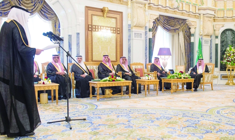 الملك سلمان لدى استقباله محمد الجدعان وأحمد الخليفي وووكلاء محافظ النقد لدى استقباله لهم أمس (واس)