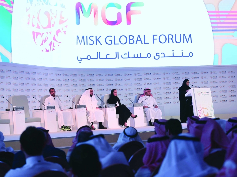 جانب من جلسات المنتدى                                                        (زياد الرزيزاء)