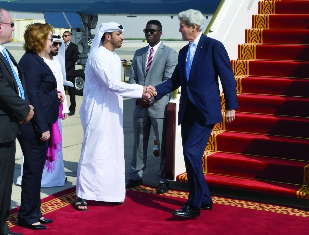 جون كيري لدى وصوله إلى أبوظبي أمس                         (رويترز)