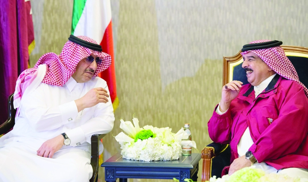 الملك حمد آل خليفة والأمير محمد بن نايف خلال حضورهما اختتام تمرين أمن الخليج في البحرين اليوم(واس)