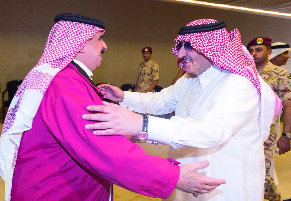 ملك البحرين وولي العهد خلال التمرين 