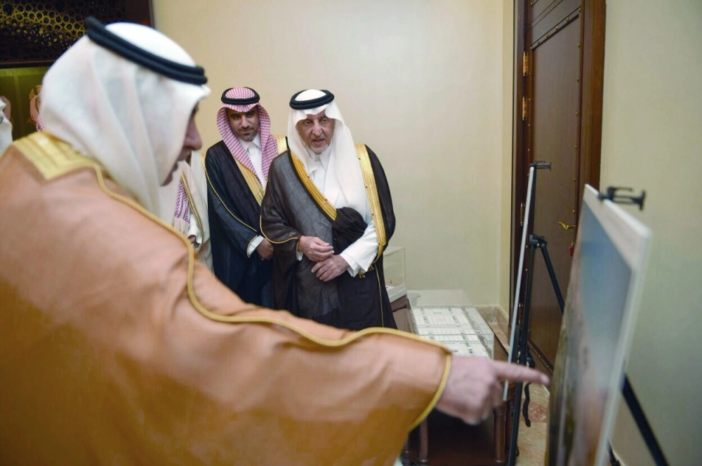 خالد الفيصل يستمع لشرح عن الدراسات                                  (مكة)