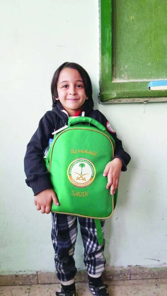 طفلة سورية تتلقى مساعدات سعودية (واس)