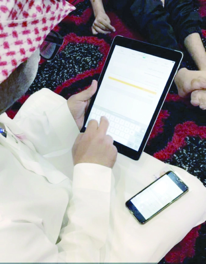 موظف يحدث بيانات مستفيد في موقعه         (مكة)