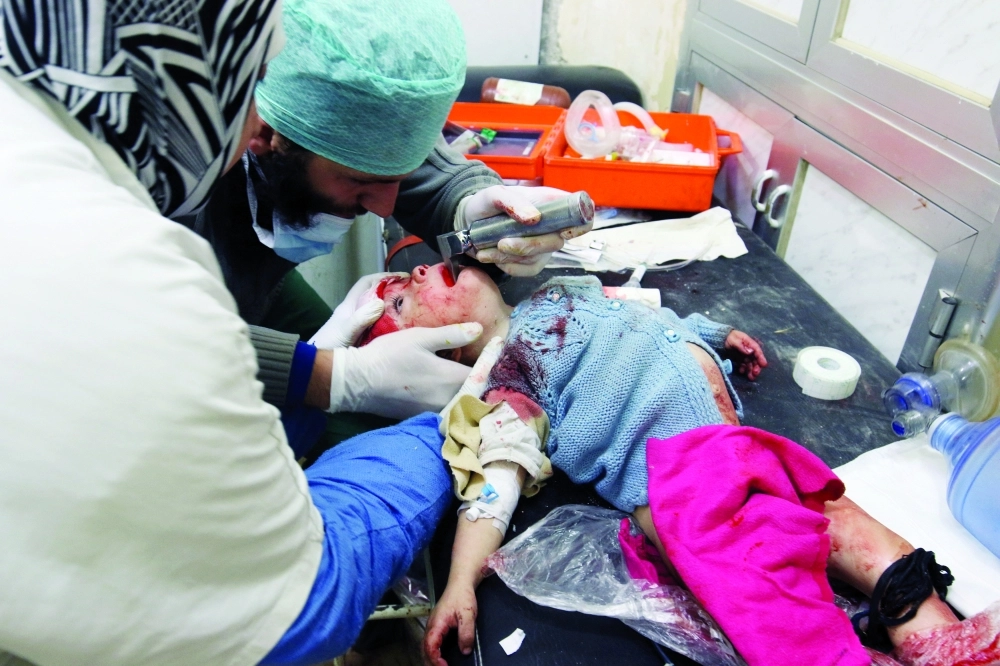 طفل مصاب جراء قصف النظام لمناطق المعارضة في حلب أمس(رويترز) 