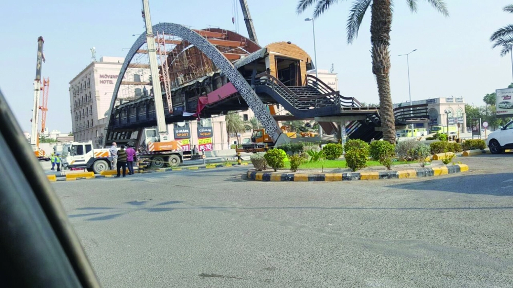 الشاحنة العالقة أسفل كوبري المشاة