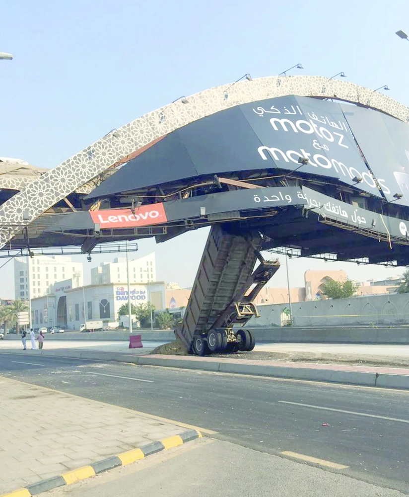 الجزء الخلفي المفصول من الشاحنة بعد الارتطام  (علي القرني)