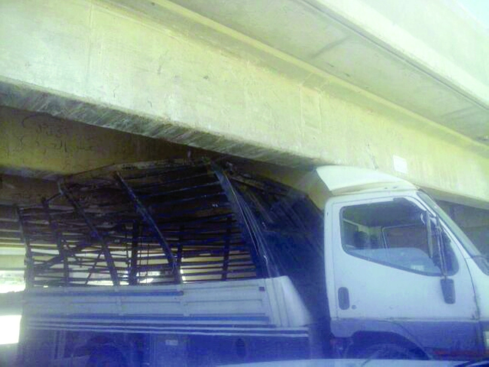 حادث ارتطام سيارة كبيرة بعبارة السيول (مكة)