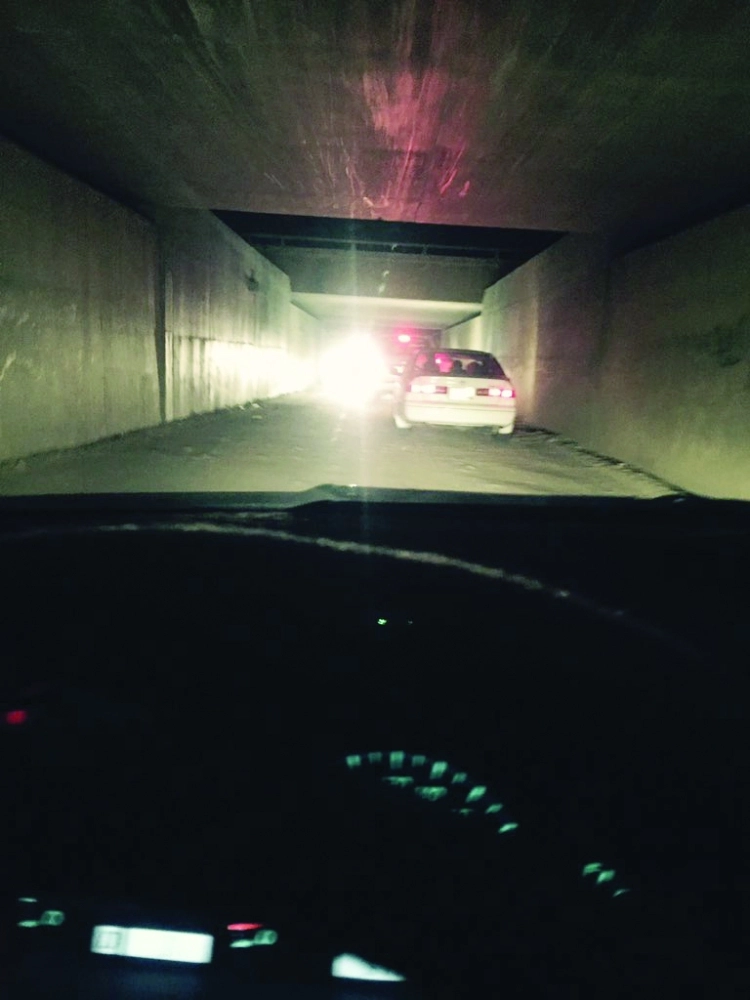 عبارة السيول المستخدمة كطريق بديل لخروج أهالي الجموم إلى الخط السريع (مكة)