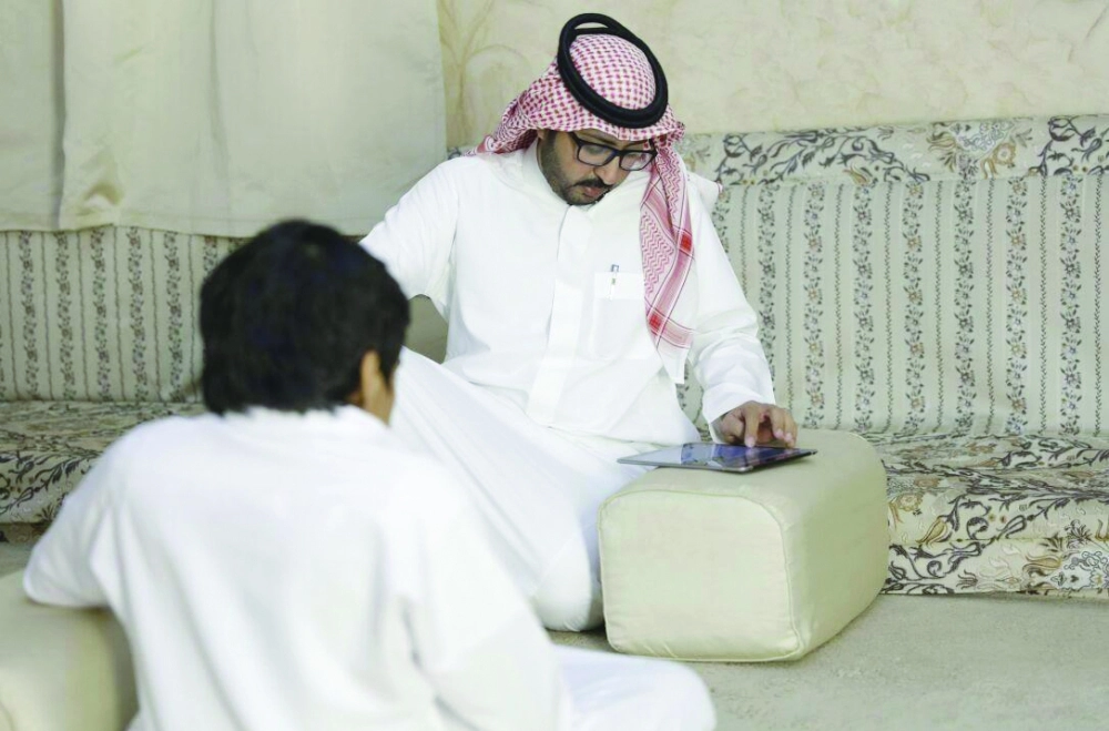 موظف يحدث بيانات معاق في منزله  (مكة)