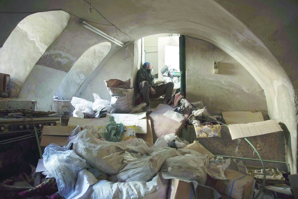 عضو في الدفاع المدني في طابق سفلي شرق حلب                           (أ ف ب)