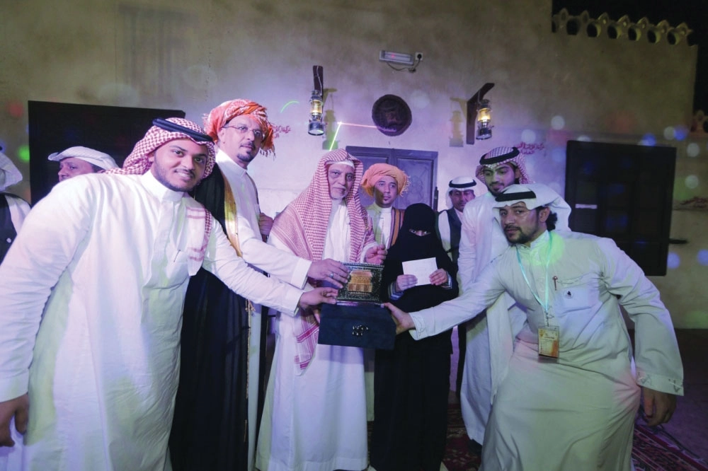 هيا الحارثي خلال تكريمها 