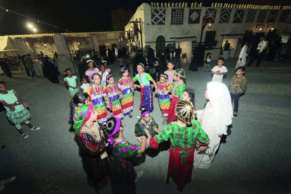 أطفال يقدمون عروضا بالحارة المكية                                        (مكة) 