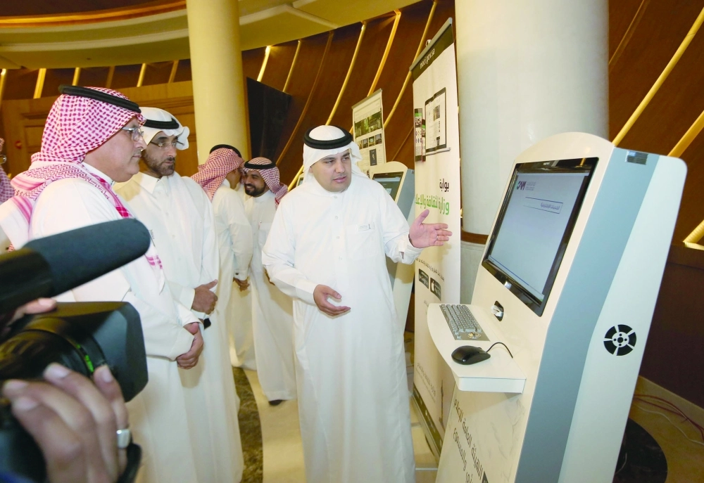 عادل الطريفي خلال تدشينه الخدمات الالكترونية لوزارة الثقافة والإعلام                 (زياد الرزيزاء)