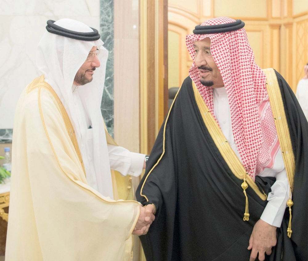  الملك سلمان لدى استقباله يوسف العثيمين في قصر اليمامة أمس  (واس)  