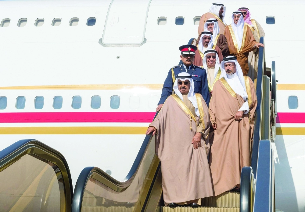 الشيخ خليفة بن سلمان آل خليفة لدى وصوله الرياض