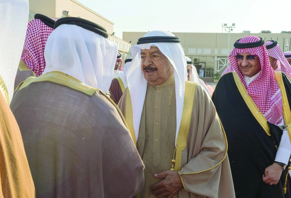 الأمير محمد بن نايف لدى وداعه الشيخ خليفة آل خليفة